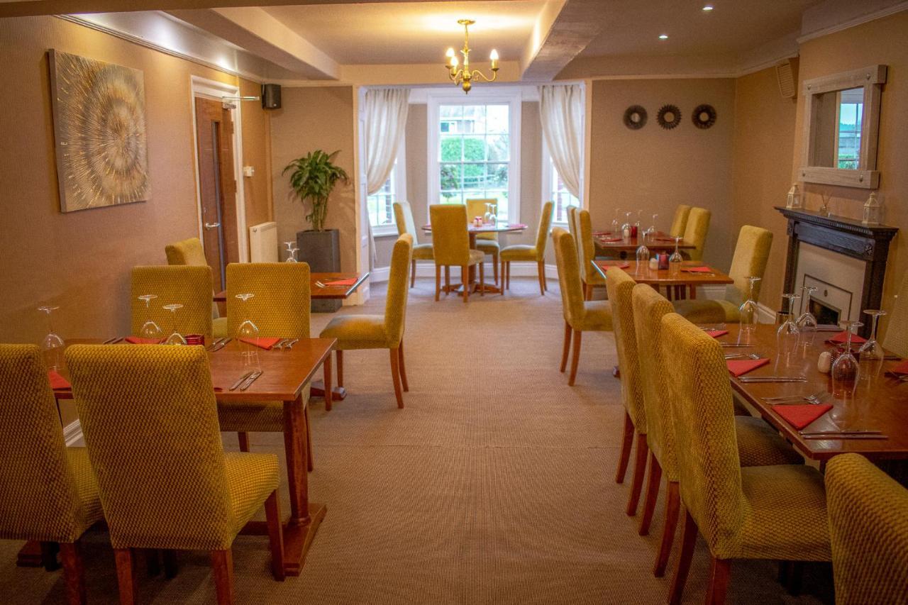 The Lion Hotel Llansantffraid-ym-Mechain 외부 사진