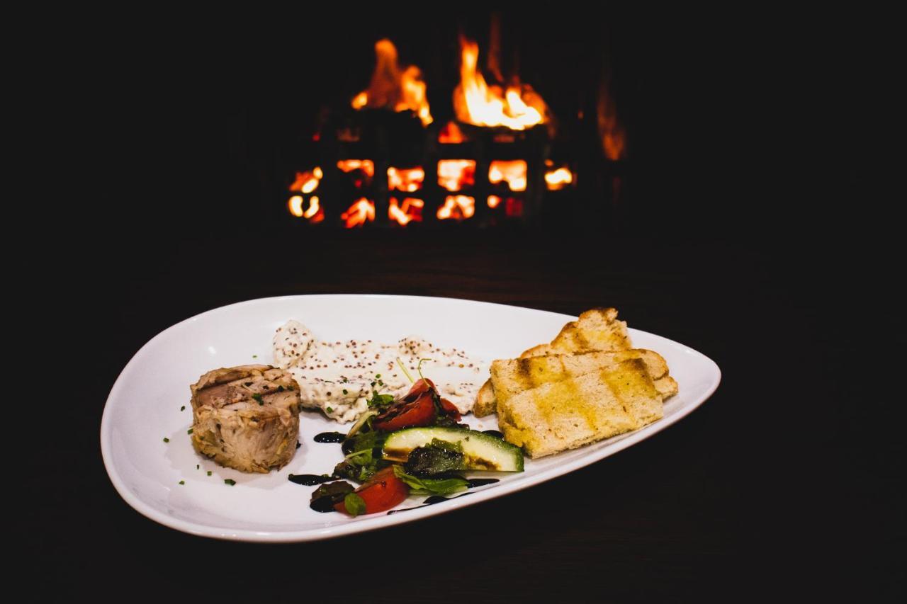 The Lion Hotel Llansantffraid-ym-Mechain 외부 사진